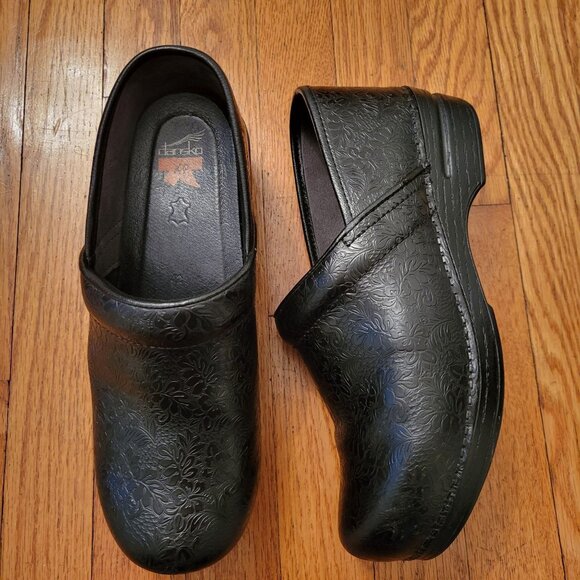 Dansko XP 42 Black Professional Tooled Floral Leather Clogs Stapled Non Slip - Picture 1 of 10